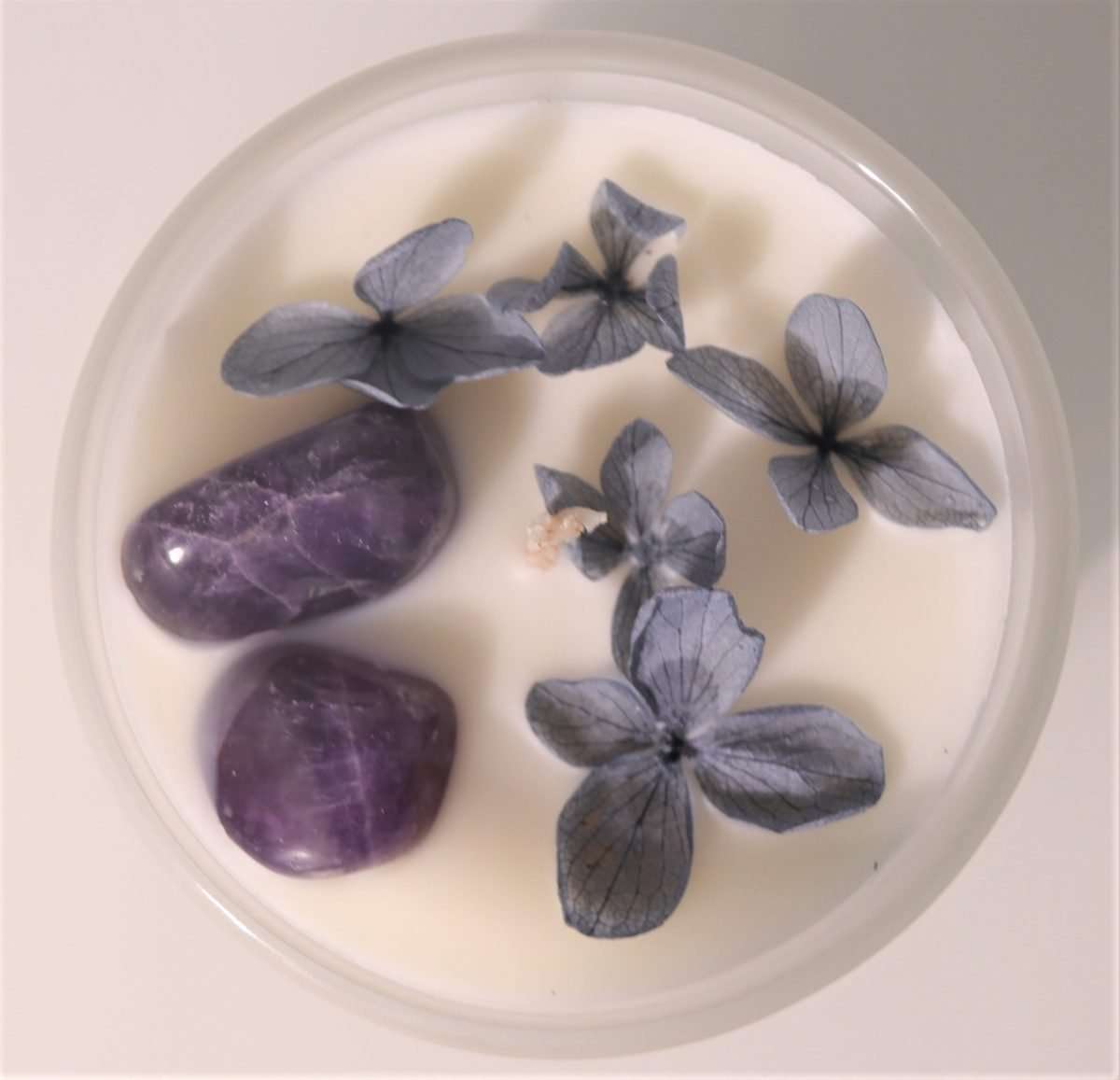 Crystal Soy Wax Candle Hydrangea, Amethyst, Frankincense and White Lotus  Comes with Hydrangea, Amethyst, Frankincense and White Lotus Natural Soy Wax.  40 hours burn time. 8×9.3cm with 200g wax.  SKU: CA10