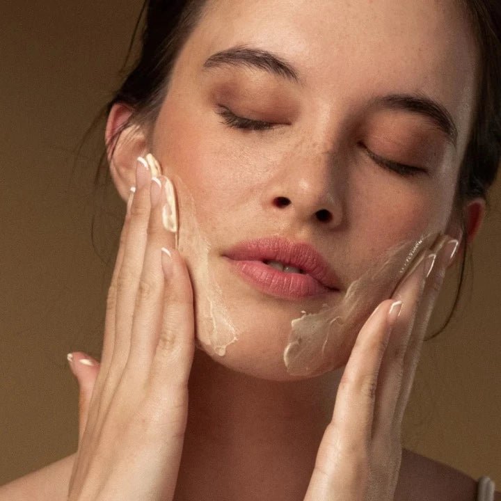 Antipodes Hallelujah Lime & Patchouli Cleanser & Makeup Remover 200ml 1st Stop, Marshall's Health Shop! This creamy vegan botanical formulation features wild harvest kawakawa leaf extract from lush New Zealand nature, with hydrating avocado oil to nourish the skin and replenish lost oils. SKIN BENEFITS: