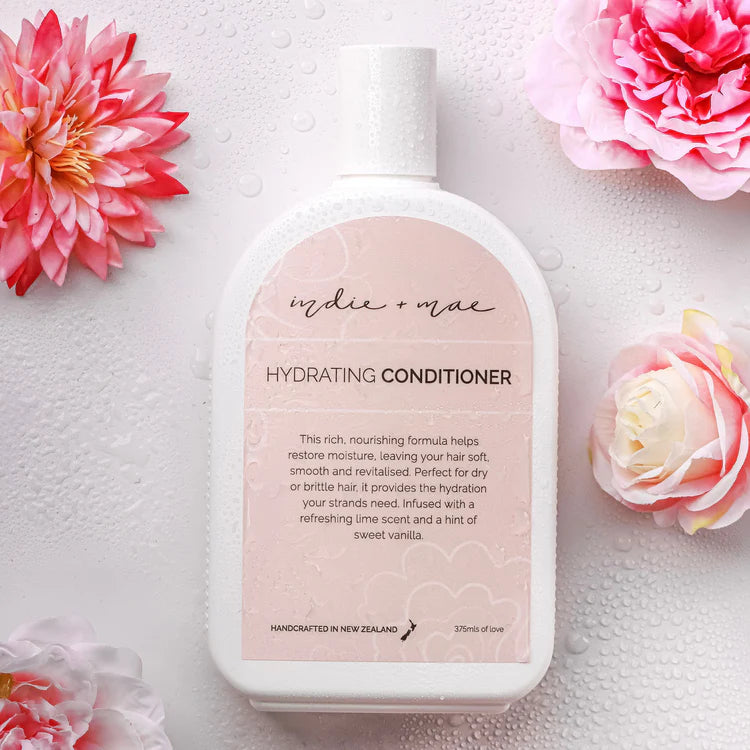 Indie + Mae | Hydrating Conditioner
Softness you can feel. Hydration that lasts.
This beautiful organic conditioner is your go-to for smooth, revitalised strands. This Hydrating Conditioner is lightweight but deeply nourishing.
Additionally, it penetrates the hair shaft to restore moisture, reduce frizz and add silky softness without the heaviness.
With lime, vanilla, and a blend of organic botanicals, this organic onditioner leaves your hair feeling refreshed, hydrated and completely touchable.
Recomm