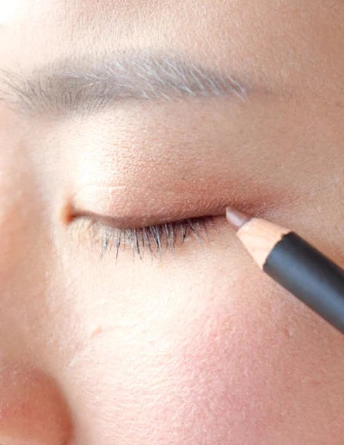 Living Nature's certified natural Eye Pencil in Earth is a warm earth brown shade, rich in natural pigments and gentle on skin for smooth, long-lasting application with a creamy consistency. Inspired by the ground we stand on, Earth Eye Pencil will help blue eyes to pop and will enhance the richness in hazel eyes.