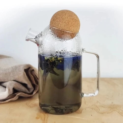 MagicT - Cork Lid Teapot 750cc The glass cork lid teapot is transparent and clear and made of high borosilicate glass making it resistant to cold or hot drinks. With 750 ml it’s large enough for everyone to enjoy a cuppa. It also has a spring strainer in the nozzle makes it easier to use for both hot and cold tea.