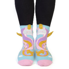 Unicorn Princess Feet Speak Socks Socks with great soles! Features a magical unicorn with a flowing mane & sparkly gold details 3D wings and horns stick out for extra dimension Anti-slip soles say UNICORN PRINCESS surrounded with little stars One size fits most 20(L) x 8(W) x 2(H) cm SKU: DE-FS/UP