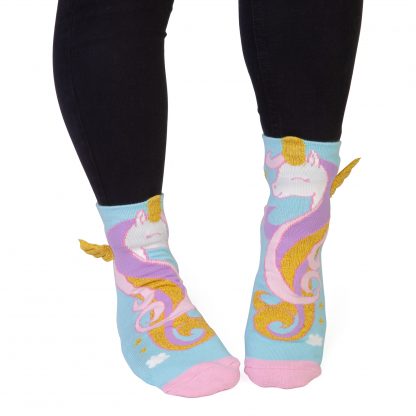 Unicorn Princess Feet Speak Socks Socks with great soles! Features a magical unicorn with a flowing mane & sparkly gold details 3D wings and horns stick out for extra dimension Anti-slip soles say UNICORN PRINCESS surrounded with little stars One size fits most 20(L) x 8(W) x 2(H) cm SKU: DE-FS/UP
