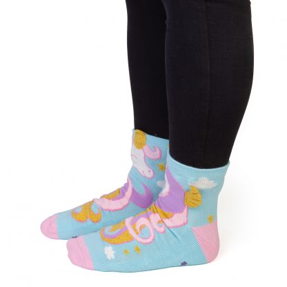 Unicorn Princess Feet Speak Socks Socks with great soles! Features a magical unicorn with a flowing mane & sparkly gold details 3D wings and horns stick out for extra dimension Anti-slip soles say UNICORN PRINCESS surrounded with little stars One size fits most 20(L) x 8(W) x 2(H) cm SKU: DE-FS/UP