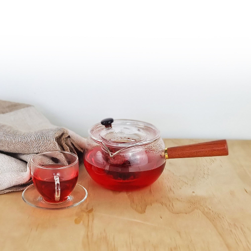 MagicT - Japanese Style Kyusu Teapot When it comes to tea rituals Japan has a history to put on the table. MagicT’s Kyusu Japanese Style teapot is made of high borosilicate glass ready to create your tea ritual. It has a solid wood side handle which makes the serving fancier and easier. Capacity: 500 ml