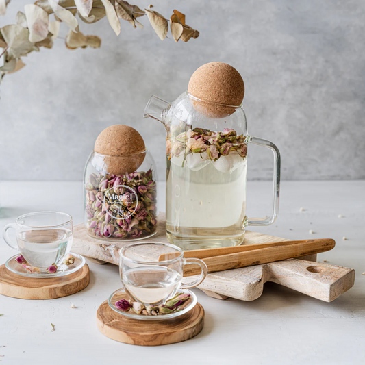 MagicT - Cork Lid Teapot 750cc The glass cork lid teapot is transparent and clear and made of high borosilicate glass making it resistant to cold or hot drinks.  With 750 ml it’s large enough for everyone to enjoy a cuppa. It also has a spring strainer in the nozzle makes it easier to use for both hot and cold tea.