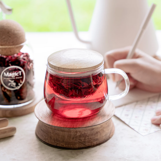 MagicT - Infuser Mug (Bamboo Lid) 300ml This infuser mug with a Bamboo wooden lid looks elegant, unique and handy. It is ideal to see the colour of your herbal tea. The mug is made of high borosilicate glass and the wooden lid allows to keep the heat and aroma of the tea inside the cup.