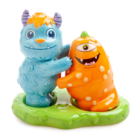 Flavour Mates Monsterlings Salt & Pepper Set Cute ceramic salt and pepper shakers shaped like Monsterlings Roary & Borg Comes with a green slime holder to display your shakers Hand wash only – not dishwasher safe 11.6(L) x 7.5(W) x 10.0(H) cm SKU: TJ-SP/MS