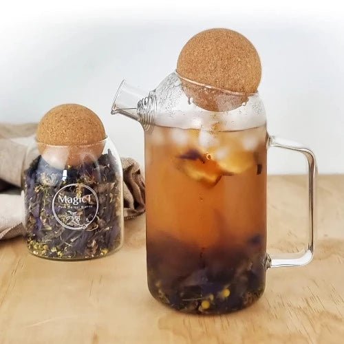 MagicT - Cork Lid Teapot 750cc The glass cork lid teapot is transparent and clear and made of high borosilicate glass making it resistant to cold or hot drinks. With 750 ml it’s large enough for everyone to enjoy a cuppa. It also has a spring strainer in the nozzle makes it easier to use for both hot and cold tea.