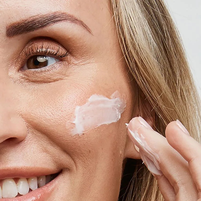 MooGoo Moisturising Day Cream SPF15 75g Is it possible to help your skin remain young looking? We think the best way to keep your skin looking its best is to moisturise daily using creams that are high in antioxidants, maintain a healthy lifestyle without smoking, and to minimize sun exposure. Hydrate and protect your skin with our non-greasy face cream formula. We use clear Zinc and Red Raspberry Seed Oil for natural sun protection and it won’t leave you looking white as a ghost after application.