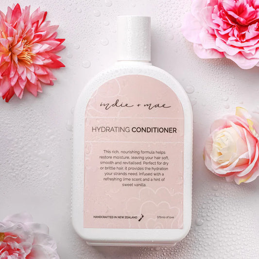 Indie + Mae | Hydrating Conditioner

Softness you can feel. Hydration that lasts.

This beautiful organic conditioner is your go-to for smooth, revitalised strands. This Hydrating Conditioner is lightweight but deeply nourishing.

Additionally, it penetrates the hair shaft to restore moisture, reduce frizz and add silky softness without the heaviness.

With lime, vanilla, and a blend of organic botanicals, this organic onditioner leaves your hair feeling refreshed, hydrated and completely touchable.

Recomm