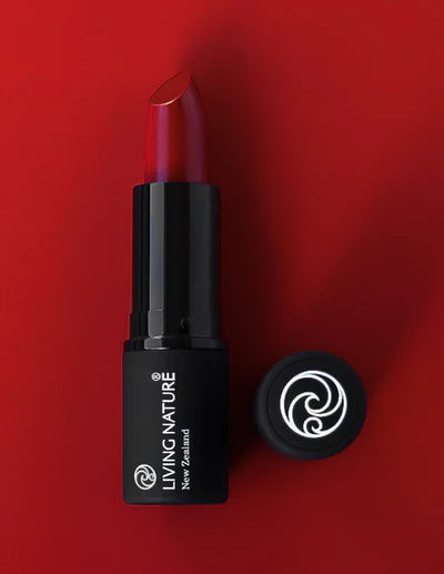 LIVING NATURE LIPSTICK - GLAMOROUS Be effortlessly chic in Living Nature’s Glamorous lipstick, a classic rich red shade with blue undertones. With its alluring colour and silky satin finish Glamorous Lipstick offers long-lasting lip nourishment with intense colour pay off from the very first stroke. Perfect for day and night wear, this universally flattering shade brightens and compliments your complexion while instantly creating a polished look.