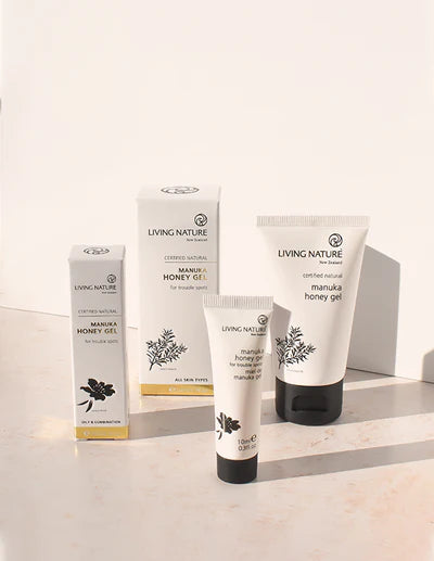 Living Nature’s certified natural Mānuka Honey Gel is an effective, soothing gel for blemish-prone skin and trouble spots.  • Helps protect, cleanse and soothe the skin • Suitable for blemish-prone skin and trouble spots including scratches, insect bites, cold sores, eczema, rosacea and psoriasis • 50ml size perfect for the entire family • Certified natural • Made in New Zealand
