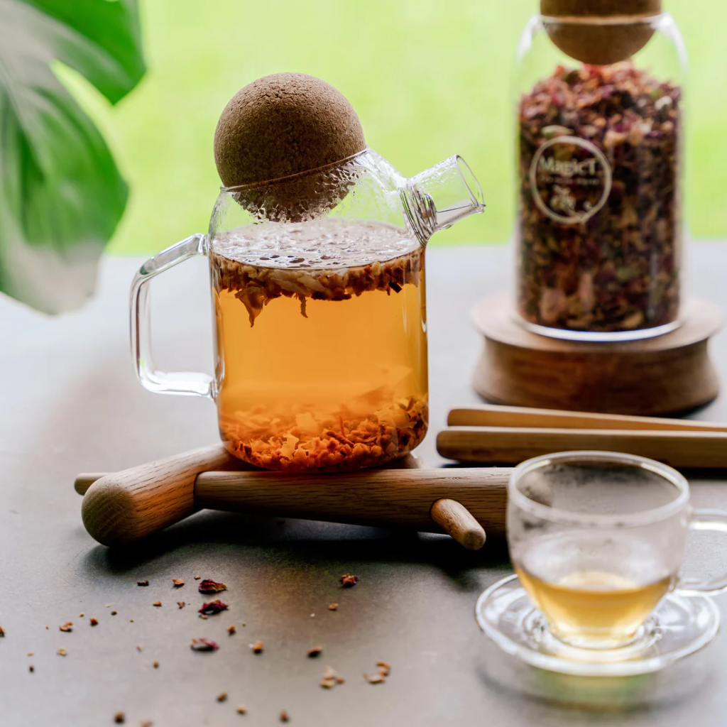 MagicT -  Cork Lid Teapot 450cc The glass cork lid teapot is transparent and clear and made of high borosilicate glass making it resistant to cold or hot drinks.  It has a capacity of 450 ml and its spring strainer in the nozzle makes it easier to use for both hot and cold tea.