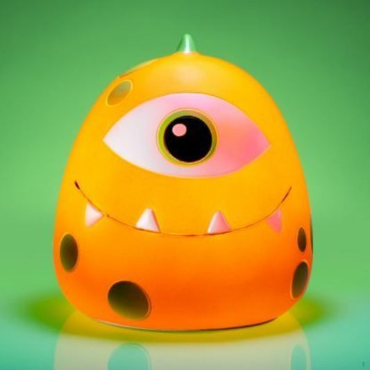 Smoosho’s Pals Monsterlings Borg Table Lamp Adorable Smoosho’s Pal table lamp based on Borg, the orange Monsterling! Lights up the room with a comforting warm glow Makes a roar-some ornament during the day Low voltage LED safe for children 15.8(L) x 15.0(W) x 20.0(H) cm Brown box + colour label 2 metre cord LED BULB, Non-replaceable SKU: XW-SPTL/MSB