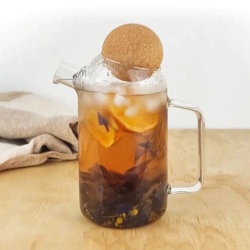 MagicT - Cork Lid Teapot 750cc The glass cork lid teapot is transparent and clear and made of high borosilicate glass making it resistant to cold or hot drinks.  With 750 ml it’s large enough for everyone to enjoy a cuppa. It also has a spring strainer in the nozzle makes it easier to use for both hot and cold tea.